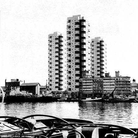 Imagen en blanco y negro de un barco en el agua

Descripción generada automáticamente