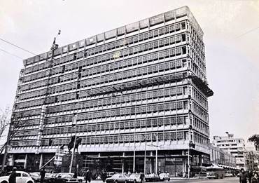 Foto en blanco y negro de un edificio

Descripción generada automáticamente