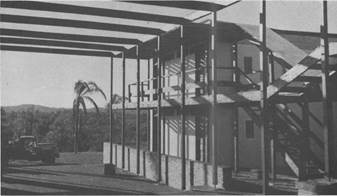 Foto en blanco y negro de un edificio

Descripción generada automáticamente