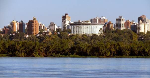 Un lago y una ciudad de fondo

Descripción generada automáticamente