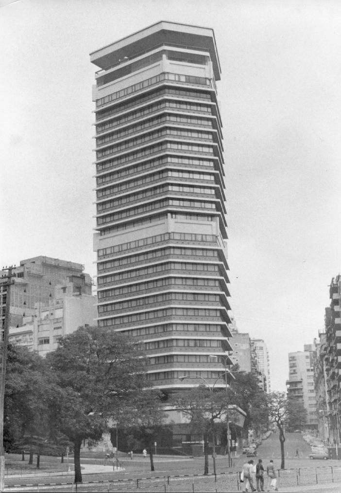 Immagine che contiene aria aperta, cielo, edificio, albero

Il contenuto generato dall'IA potrebbe non essere corretto.