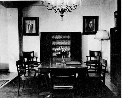 Foto en blanco y negro de una silla en una sala
Descripción generada automáticamente