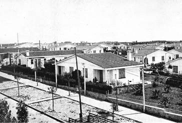 Foto en blanco y negro de una ciudad
Descripción generada automáticamente
