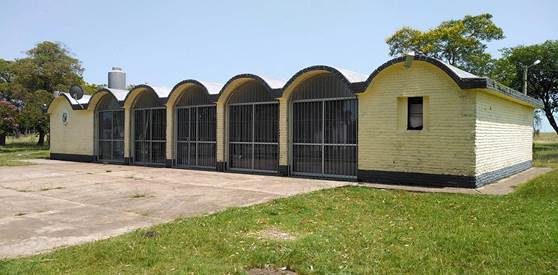 Casa en medio de campo
Descripción generada automáticamente