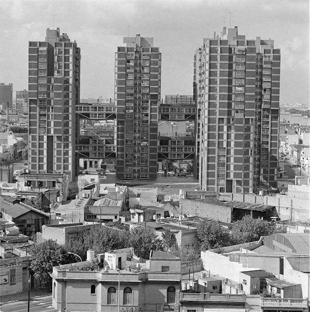 Imagen en blanco y negro de una ciudad
Descripción generada automáticamente