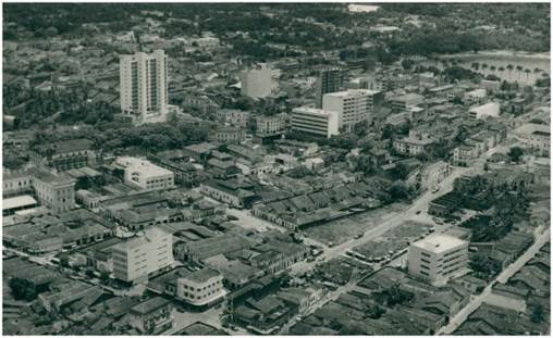 Imagen en blanco y negro de una ciudad
Descripción generada automáticamente