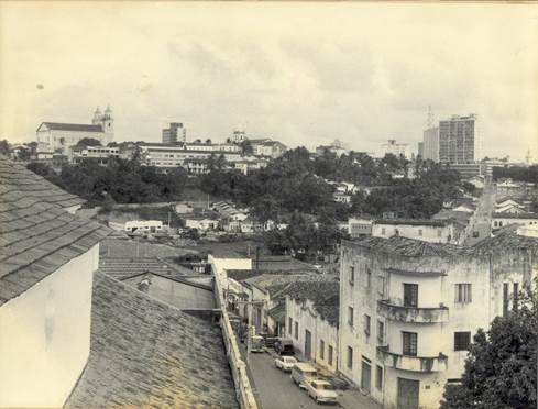 Foto en blanco y negro de una ciudad
Descripción generada automáticamente