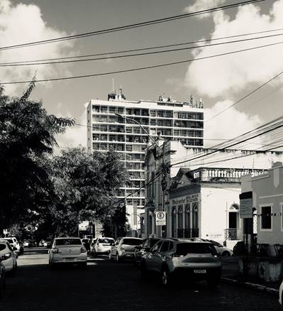 Foto en blanco y negro de un edificio
Descripción generada automáticamente
