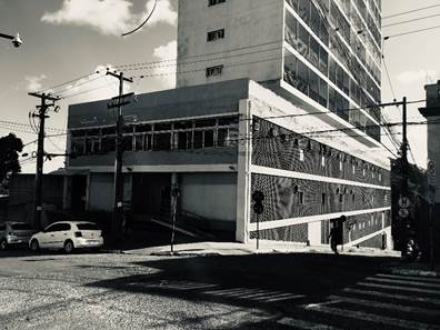 Imagen en blanco y negro de un edificio
Descripción generada automáticamente