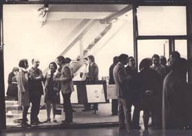 Foto en blanco y negro de un grupo de personas de pie
Descripción generada automáticamente
