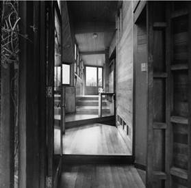 Imagen en blanco y negro de una puerta
Descripción generada automáticamente con confianza media