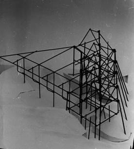 Imagen en blanco y negro de una torre
Descripción generada automáticamente con confianza baja
