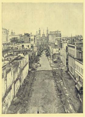 Foto en blanco y negro de una ciudad
Descripción generada automáticamente