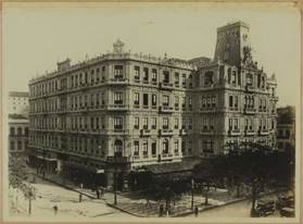 Imagen en blanco y negro de un edificio
Descripción generada automáticamente