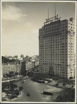 Foto en blanco y negro de una ciudad
Descripción generada automáticamente