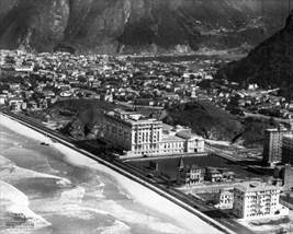 Foto en blanco y negro de una ciudad
Descripción generada automáticamente