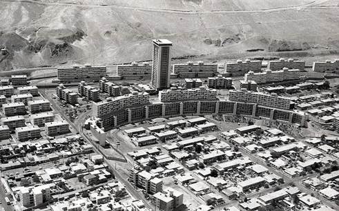 Imagen en blanco y negro de una ciudad

Descripción generada automáticamente con confianza media