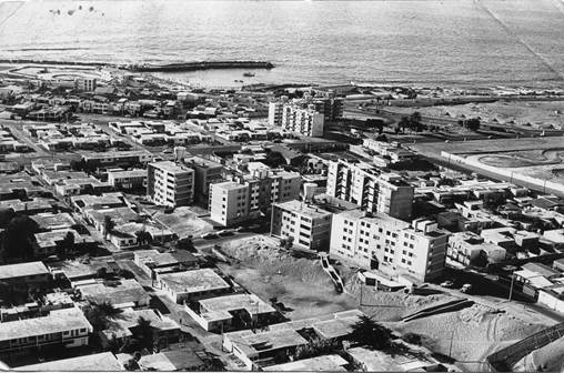 Imagen en blanco y negro de una ciudad

Descripción generada automáticamente