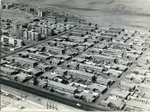 Imagen en blanco y negro de una ciudad

Descripción generada automáticamente