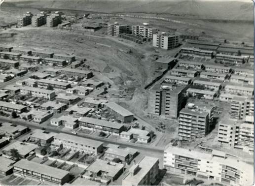 Imagen en blanco y negro de una ciudad

Descripción generada automáticamente