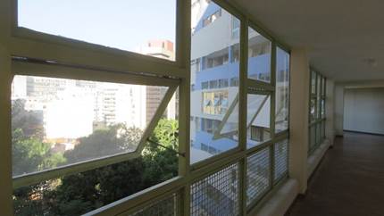 Vista de cerca de una ventana

Descripción generada automáticamente