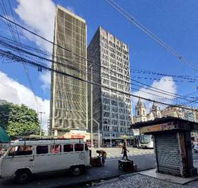Autobús de pasajeros circulando frente a edificios
Descripción generada automáticamente
