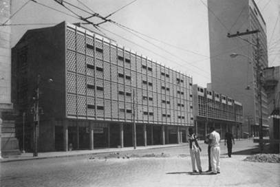 Foto en blanco y negro de una persona caminando en la calle
Descripción generada automáticamente