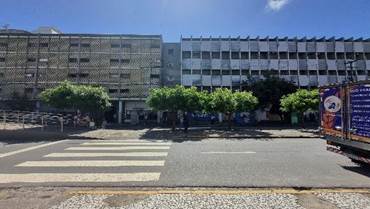 Una calle con edificios de fondo
Descripción generada automáticamente