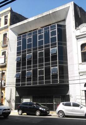 Edificio en frente de un coche
Descripción generada automáticamente