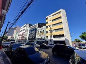 Grúa de construcción en una ciudad
Descripción generada automáticamente con confianza media