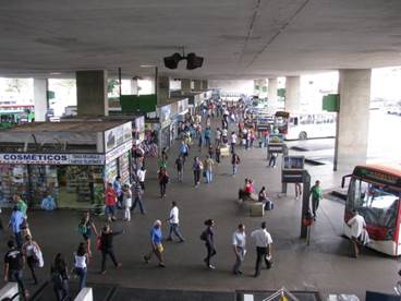 Un grupo de personas en una estación
Descripción generada automáticamente