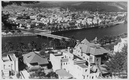 Foto en blanco y negro de una ciudad
Descripción generada automáticamente