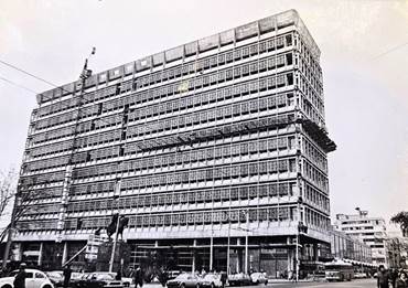 Foto en blanco y negro de un edificio
Descripción generada automáticamente