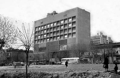 Imagen en blanco y negro de un edificio
Descripción generada automáticamente