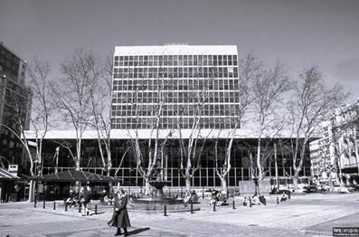 Imagen en blanco y negro de un edificio
Descripción generada automáticamente