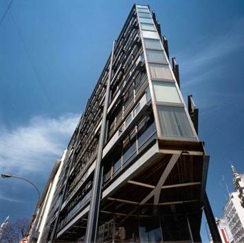 Torre de un edificio
Descripción generada automáticamente