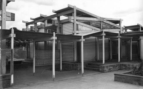Imagen en blanco y negro de un edificio
Descripción generada automáticamente con confianza media