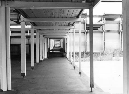 Imagen en blanco y negro de una estación
Descripción generada automáticamente con confianza media