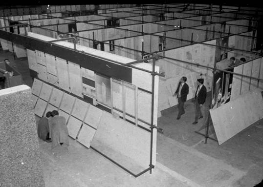 Imagen en blanco y negro de una persona
Descripción generada automáticamente con confianza baja
