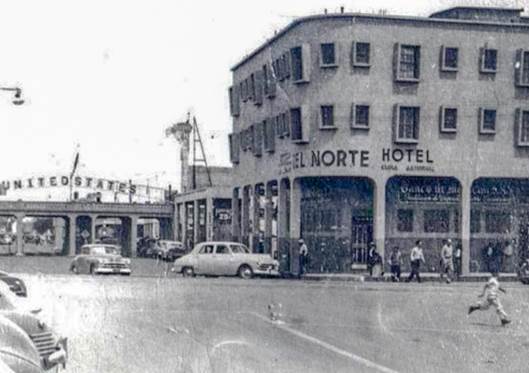 Foto en blanco y negro de un edificio
Descripción generada automáticamente
