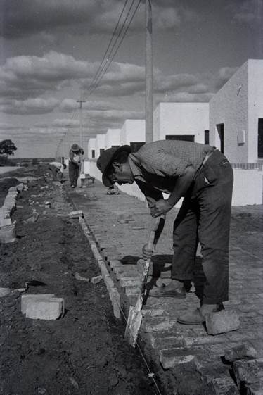 Imagen que contiene exterior, hombre, edificio, persona
Descripción generada automáticamente