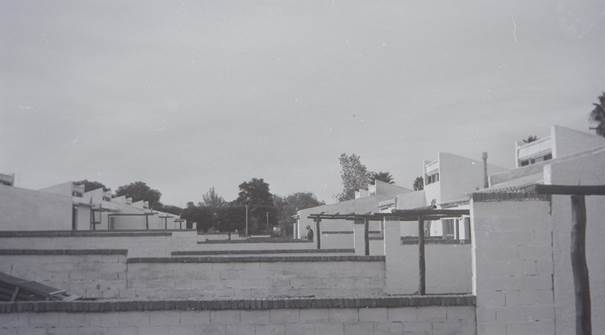 Imagen en blanco y negro de un edificio
Descripción generada automáticamente