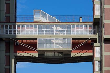 Un puente arriba de un edificio
Descripción generada automáticamente con confianza media