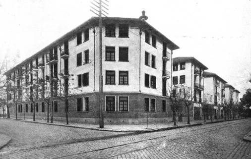 Imagen en blanco y negro de un edificio
Descripción generada automáticamente