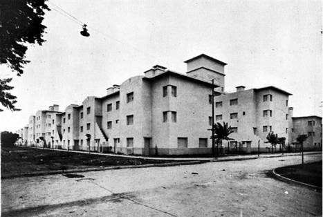 Imagen en blanco y negro de una casa
Descripción generada automáticamente