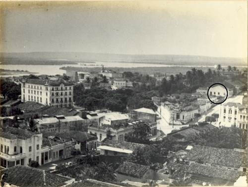 Foto en blanco y negro de una ciudad

Descripción generada automáticamente