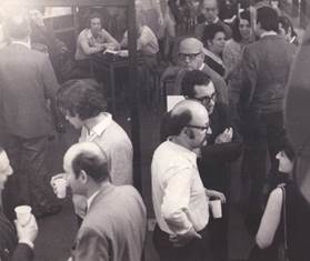 Foto en blanco y negro de un grupo de gente
Descripción generada automáticamente