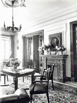 Foto en blanco y negro de una silla y una chimenea
Descripción generada automáticamente con confianza media