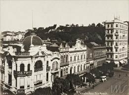 Foto en blanco y negro de una ciudad
Descripción generada automáticamente