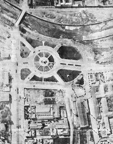Foto en blanco y negro de un edificio
Descripción generada automáticamente con confianza media
